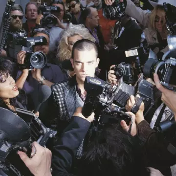 ROBBIE WILLIAMS - Life Thru A Lens (25th Anniversary)